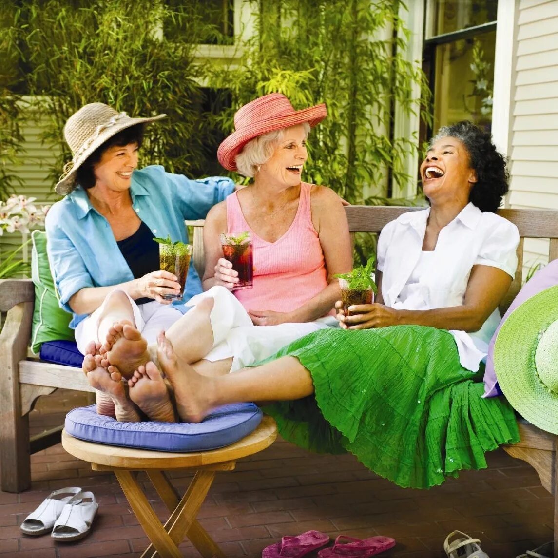 бабушка друг. взрослые подруги. пожилая пара. пожилые и молодые люди. бабушка друг.