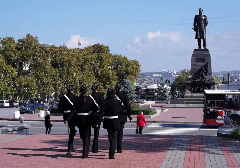Севастополь набережная нахимова. Памятник нахимову в севастополе. Площадь нахимова 2. Памятник нахимова севастополь. Ул ген лебедя севастополь площадь нахимова.