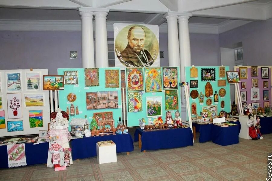 выставка детского творчества в доме пионеров и школьников. центры творчества курска. концертный зал звездный курск.