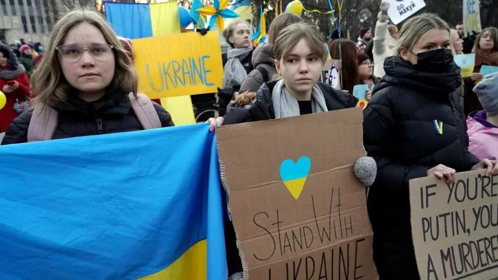 Митинги в поддержку украины. Поддержка народа Украины. Фото в поддержку Украины. Митинги в России.