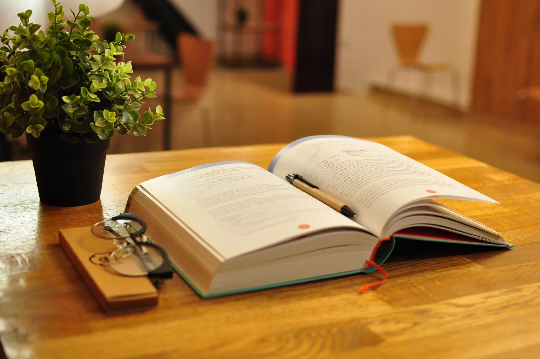Книга лежит на парте. Стол-книжка. Стол «книга». Книга лежит на столе. Учебники на столе.