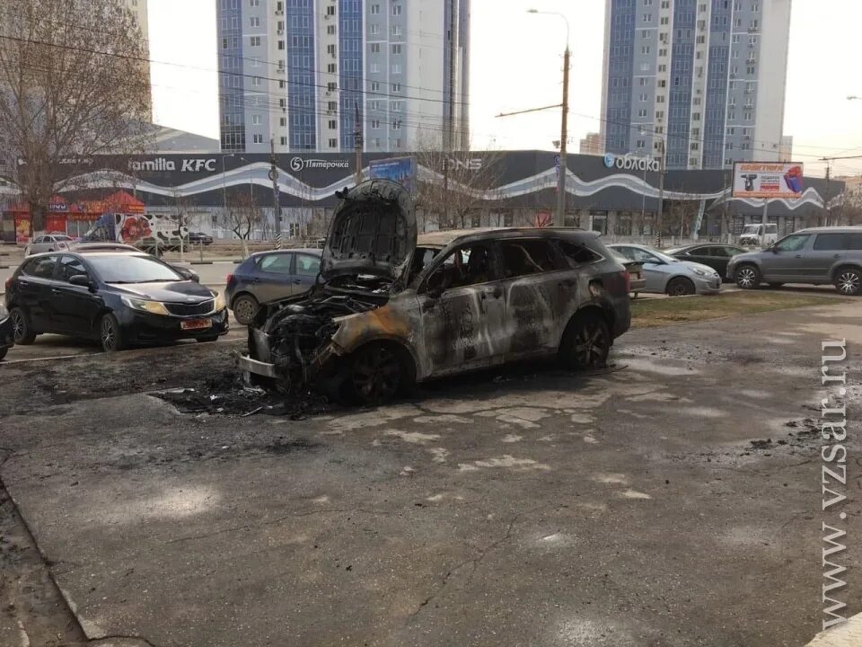 Энгельс взрыв сегодня ночью 2024. Сгоревшие машины на Энгельса 106. В Энгельсе сгорела машина. Взрыв в Энгельсе.