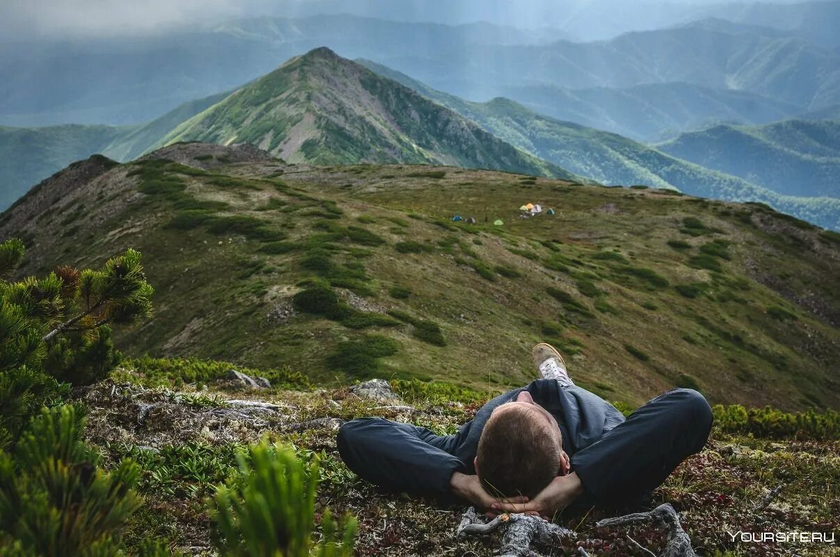 Человек в горах. Вершина горы. Поход в горы. Горы сделаны человеком. Вершина горы.