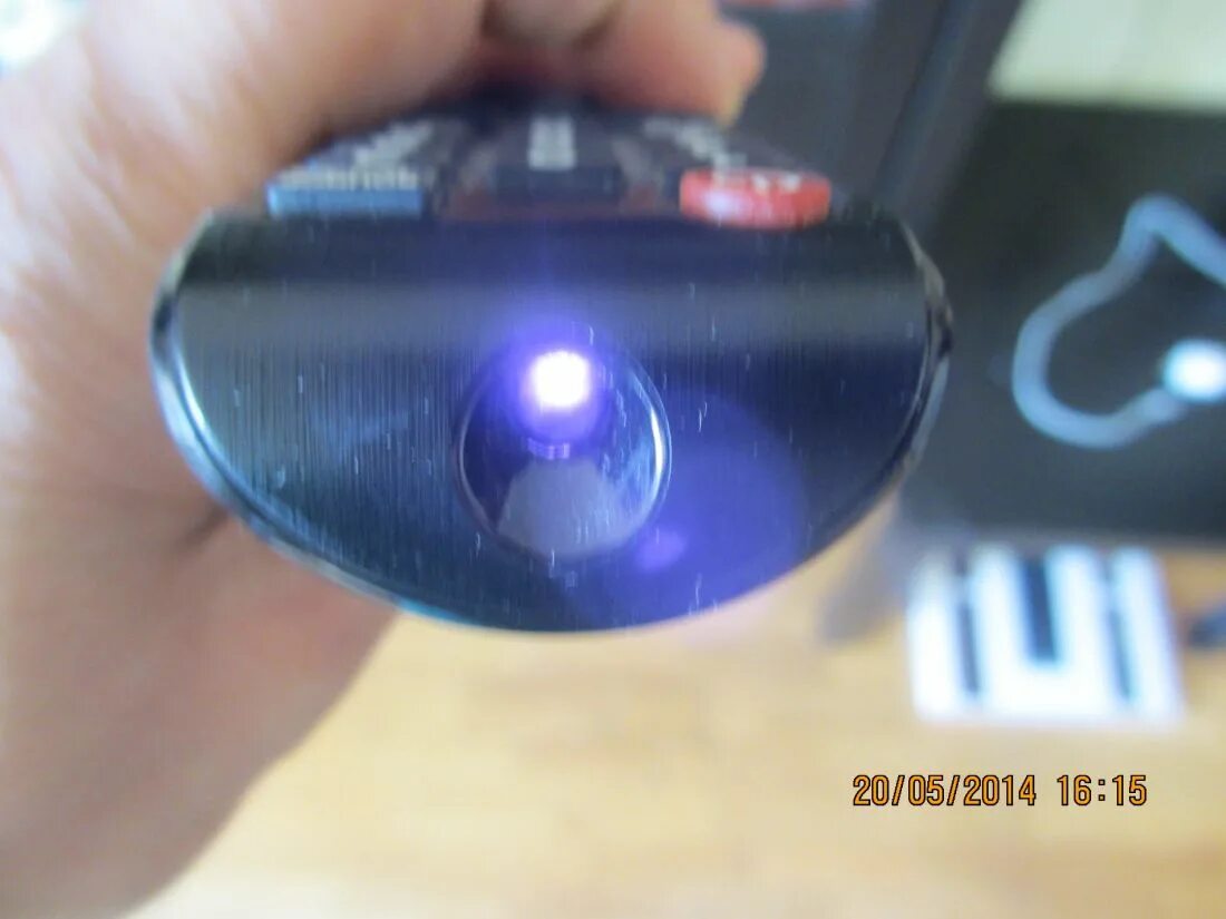 Проверка лампочки с помощью камеры смартфона. Пульт с инфракрасным излучателем. Проверка пульта через камеру телефона. Пульт проверки. Проверка пульта видеокамерой.