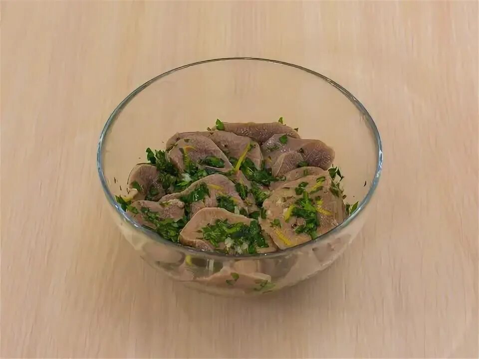 Говяжий язык с каперсами. Медальоны из говядины в маринаде. Свинина отварная. Вареное мясо говядины. Отварное мясо.