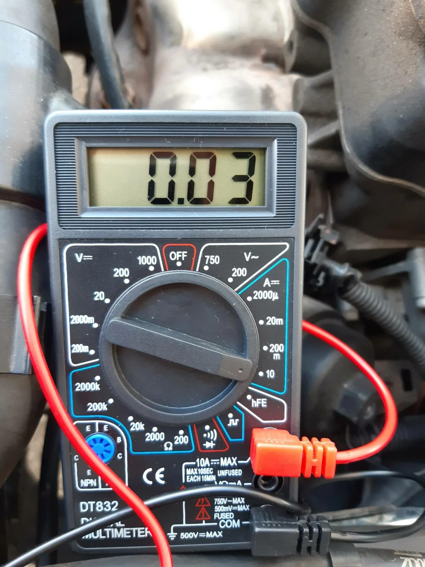 Сколько ток в машине. Мультиметр на ВАЗ 2114. Как проверить мультиметром напряжение 12 вольт. Мультиметр кт 113 в. Мультиметр замерить ток 10 ампер.
