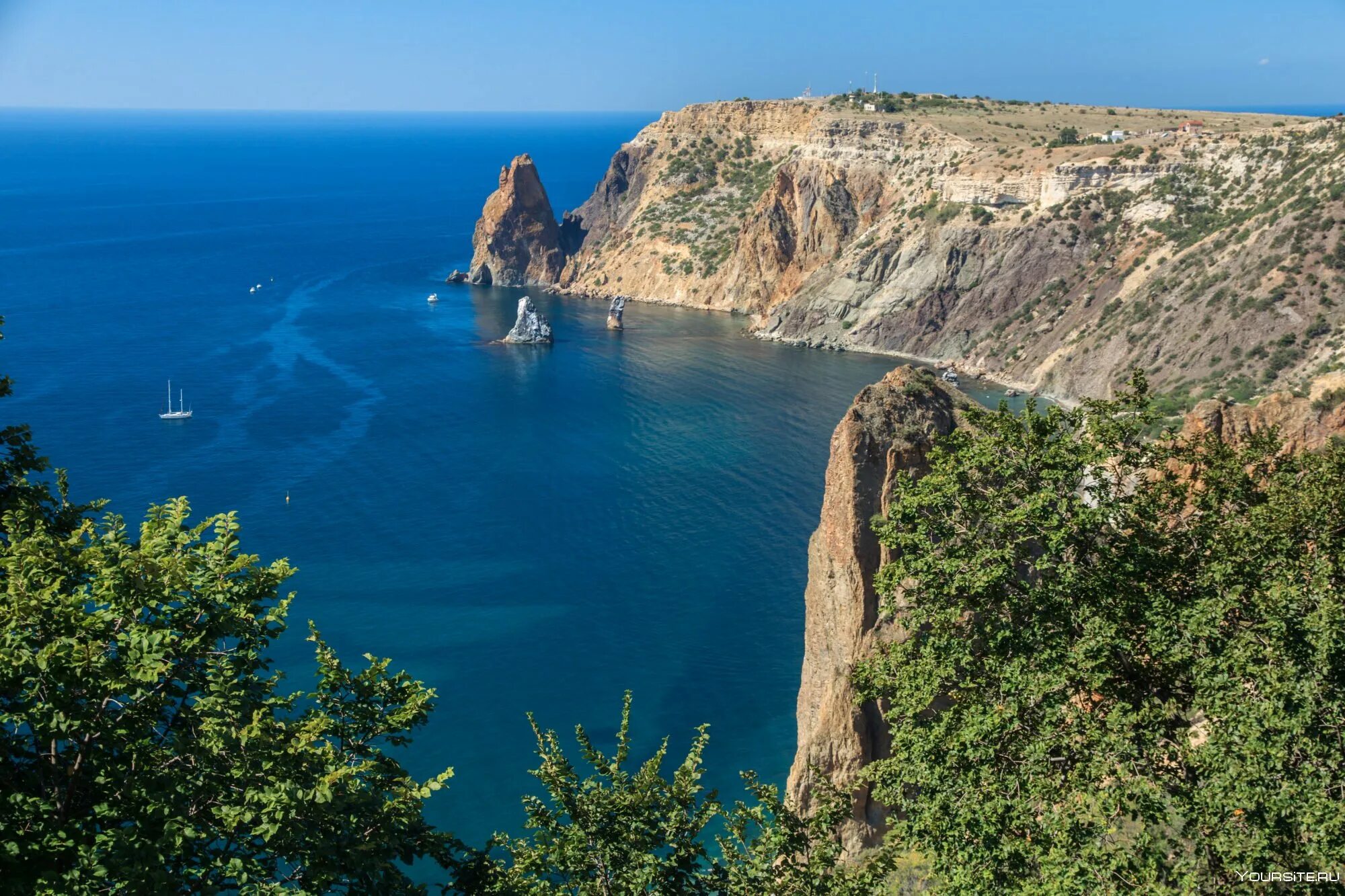 Крым падет. Мыс Фиолент в Крыму. Фиолент Мысы чёрного моря. Остров Фиолент в Крыму. Севастополь море мыс Фиолент.