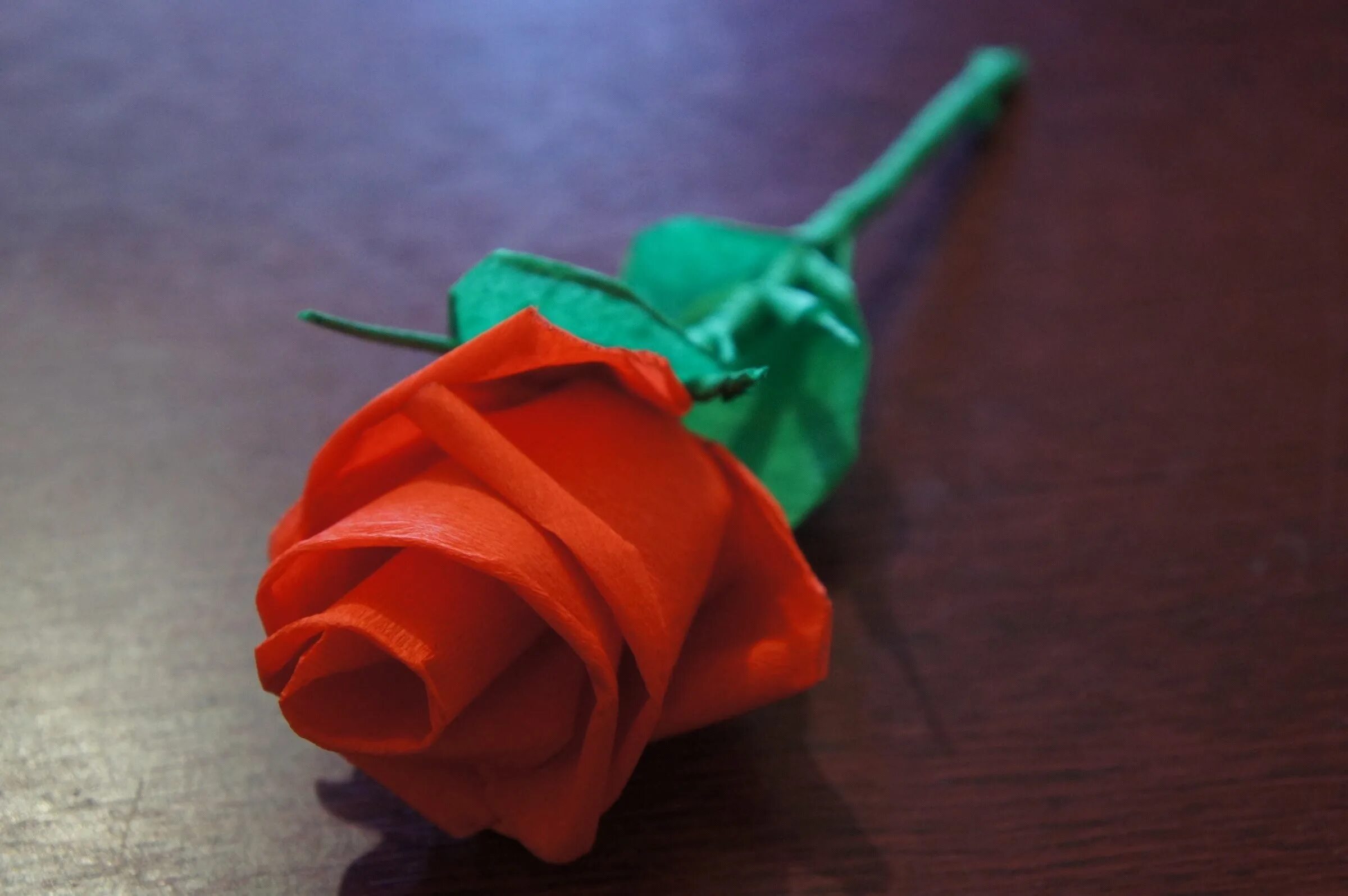 Гофрированная бумага цветы. Розочка из бумаги. Роза из бумаги. Как сделать 1 розу. Розочка на бумаге.