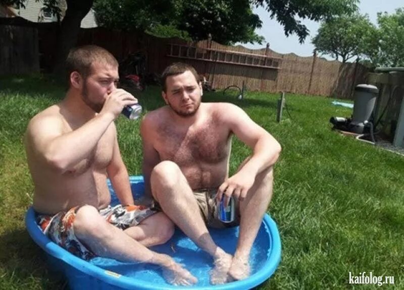 Два парня прикол. Фотосессия с другом идеи. Два парня прикол. Мужчина гуляет с ребенком. Смешные деревенские парни.