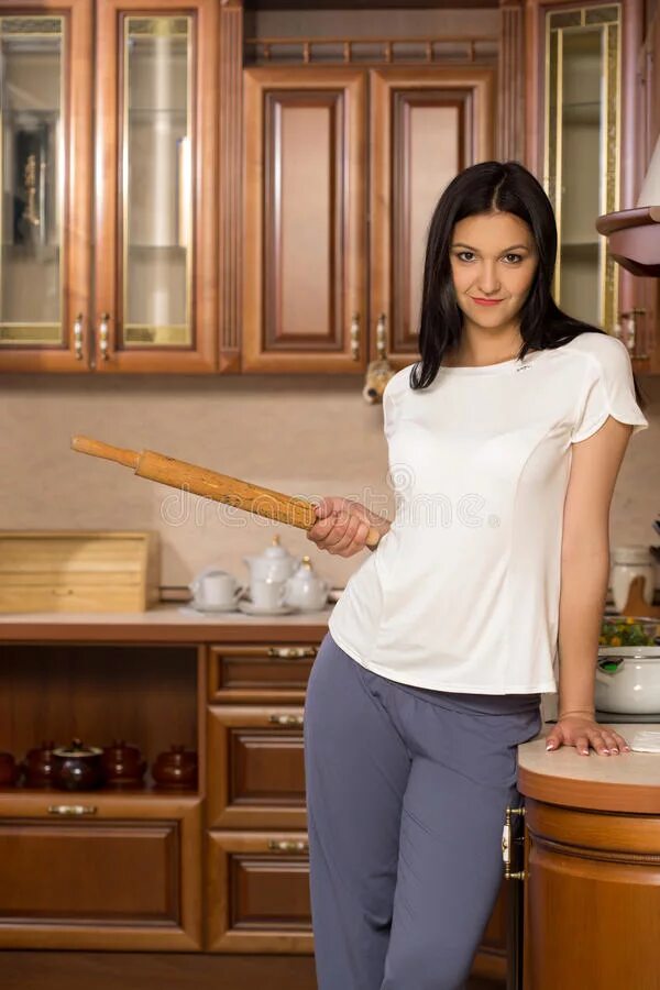 Домохозяйка на кухне и сантехники. Взрослая домработница. Взрослая домработница. Взрослая домработница. Домработница.