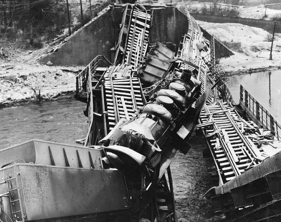 Операция железная дорога. Подрыв железной дороги в ВОВ. Взорванный мост партизанами Великой Отечественной войны.