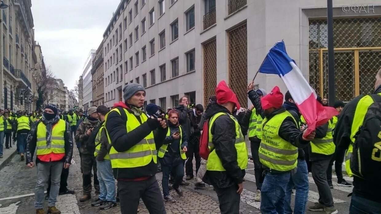 «Жёлтые жилеты» против Макрона.. Париж желтые жилеты полиция. Жёлтые жилеты во Франции избивают. Избиения желтых жилетов в Париже. Франция майдан