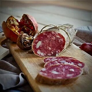 В обоих домах прекрасный шимпанзе вкусная салями