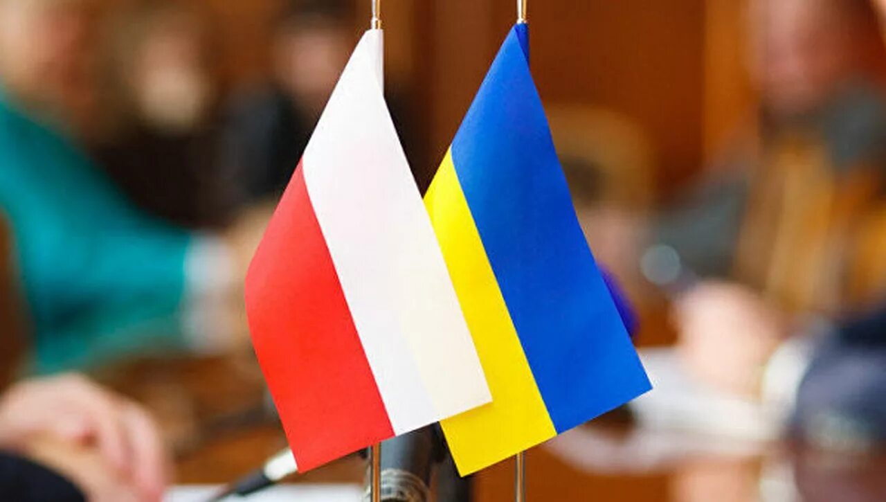 Украина и польша конфликт. Флаг Польши и Украины. Польско украинский флаг. Флаги Украины в Польше фото. Польша и Россия.