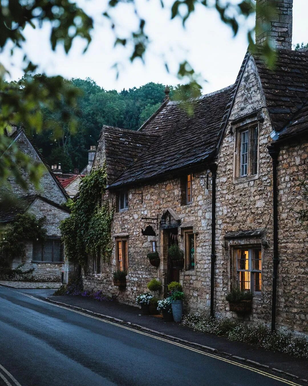 Котсуолдские холмы, Англия. Деревушке Англии - Castle Combe.. Бибери, Англия, Великобритания. Деревня Бибери Великобритания вид сверху. Villages england