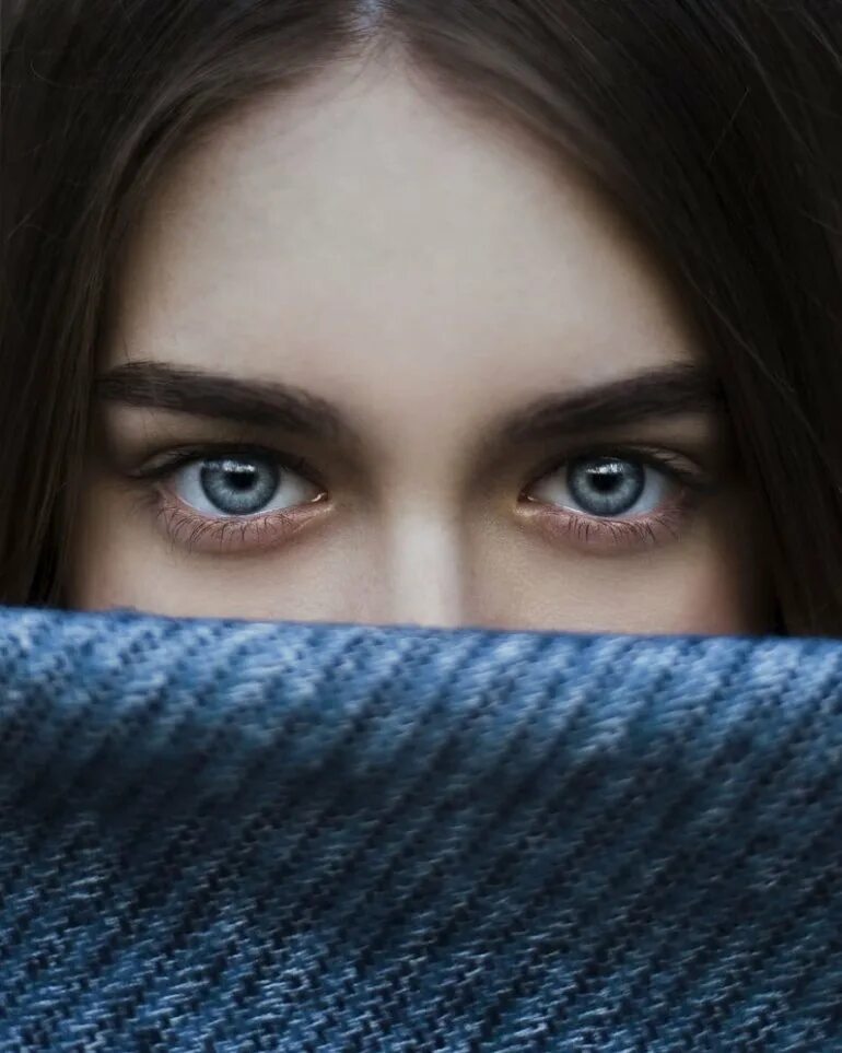 В ее глазах купить. Девушка с синими глазами. Гипнотический взгляд. Глаз девушки на аву. Глаз девушки на синем фоне.