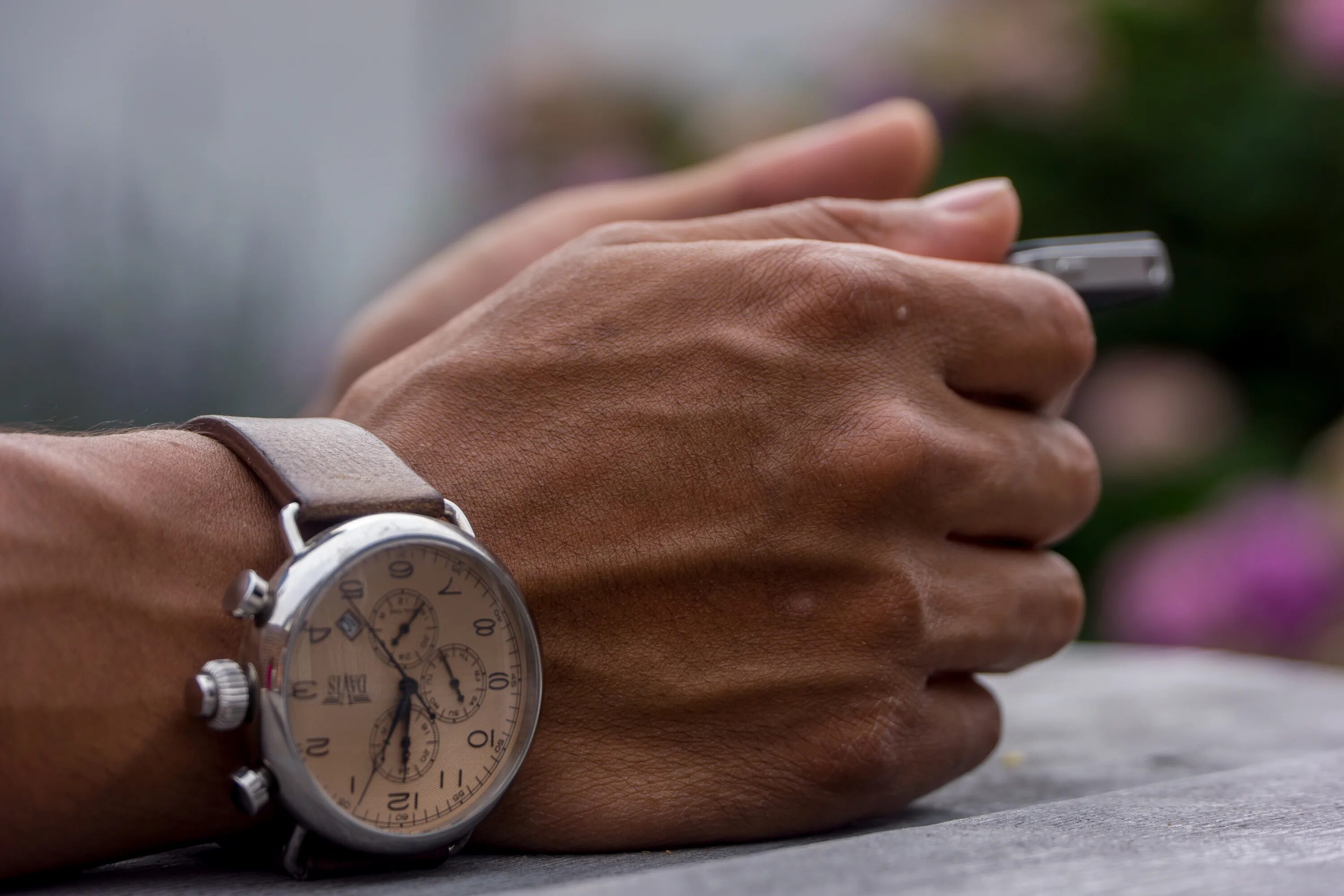 Людьми 24 ч в. Часы на руке. Мужские часы на руке. Мужская рука. Рука с часами.