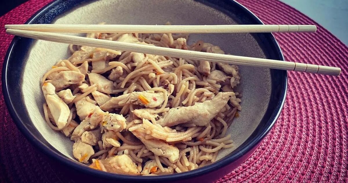 лук соевый. лапша на сковороде с куреце. соевый соус , зеленый лук , кунжут рецепт. замочить лук в соевом соусе. соус с луком.