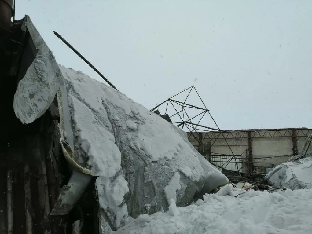 Сломал на крыше замок. Разрушение зданий от снега. Обрушение кровли. Обвал крыши от снега. Обвалившаяся крыша.