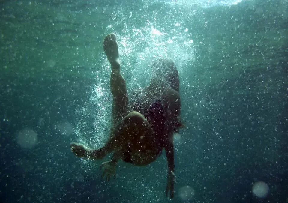 Тонуть мужчине в воде. Тонет в море. Тонущий человек. Вода и человек. Человек тонет в море.