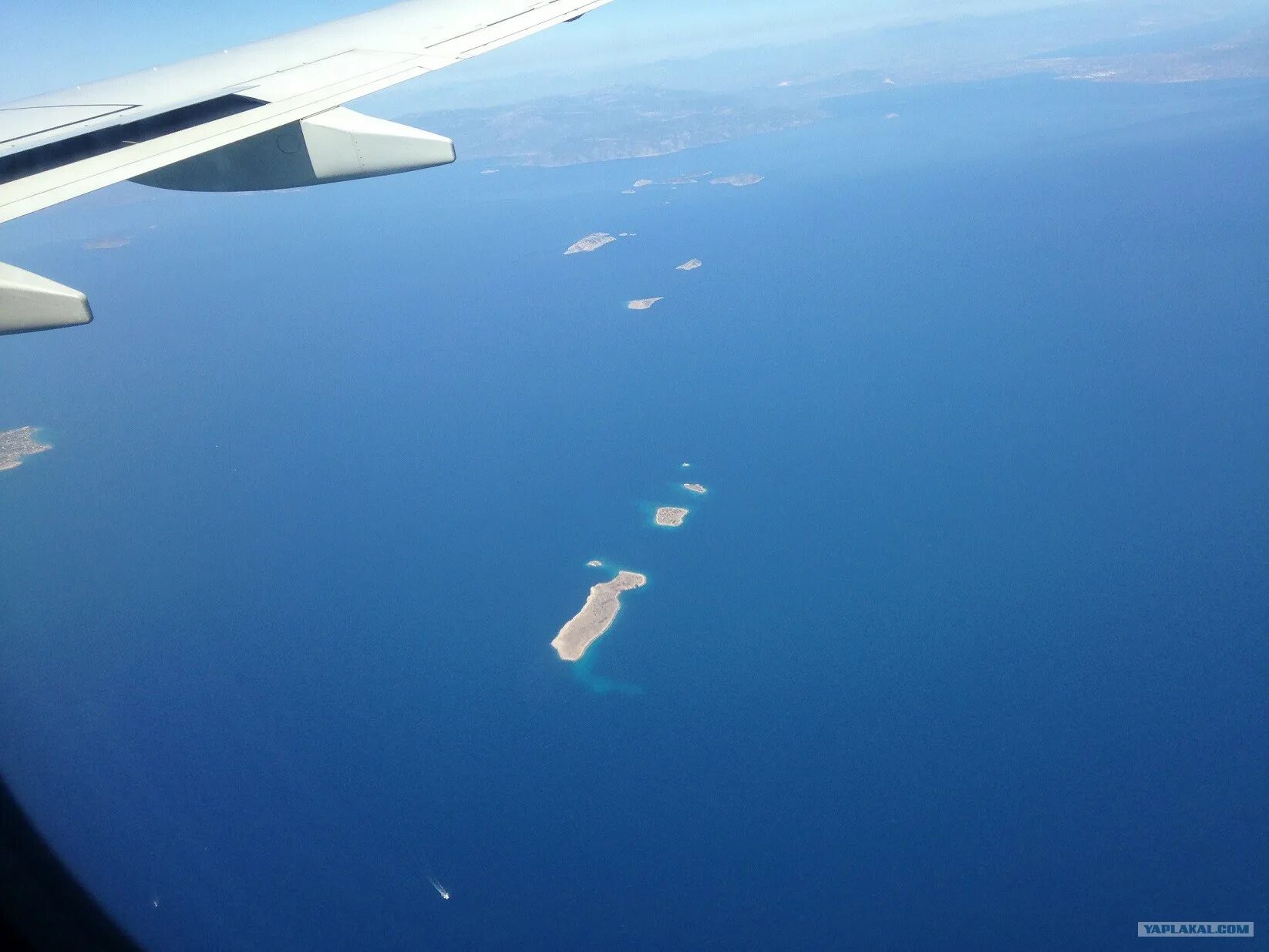 Самолет через тихий океан. Вид с самолета на океан. Вид с самолета на море. Самолет над морем. Самолет над океаном.