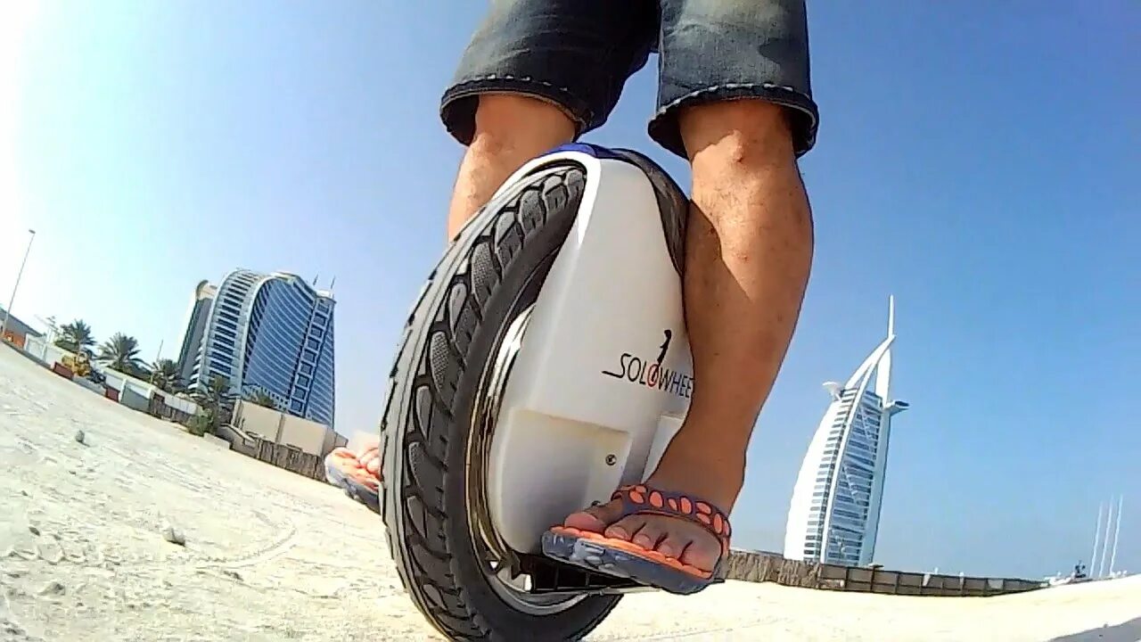 между двух колес. между двух колес. моноколесо solowheel. велосипед без педалей взрослый. моноколесо.
