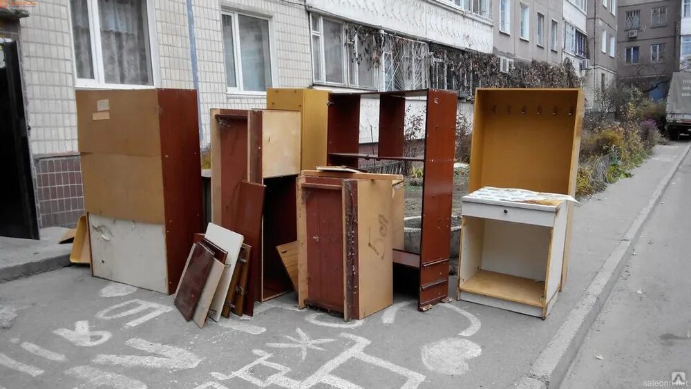Вывожу старую мебель. Мебель на мусорке. свалка старой мебели. шкаф на мусорке. старый шкаф помойка.