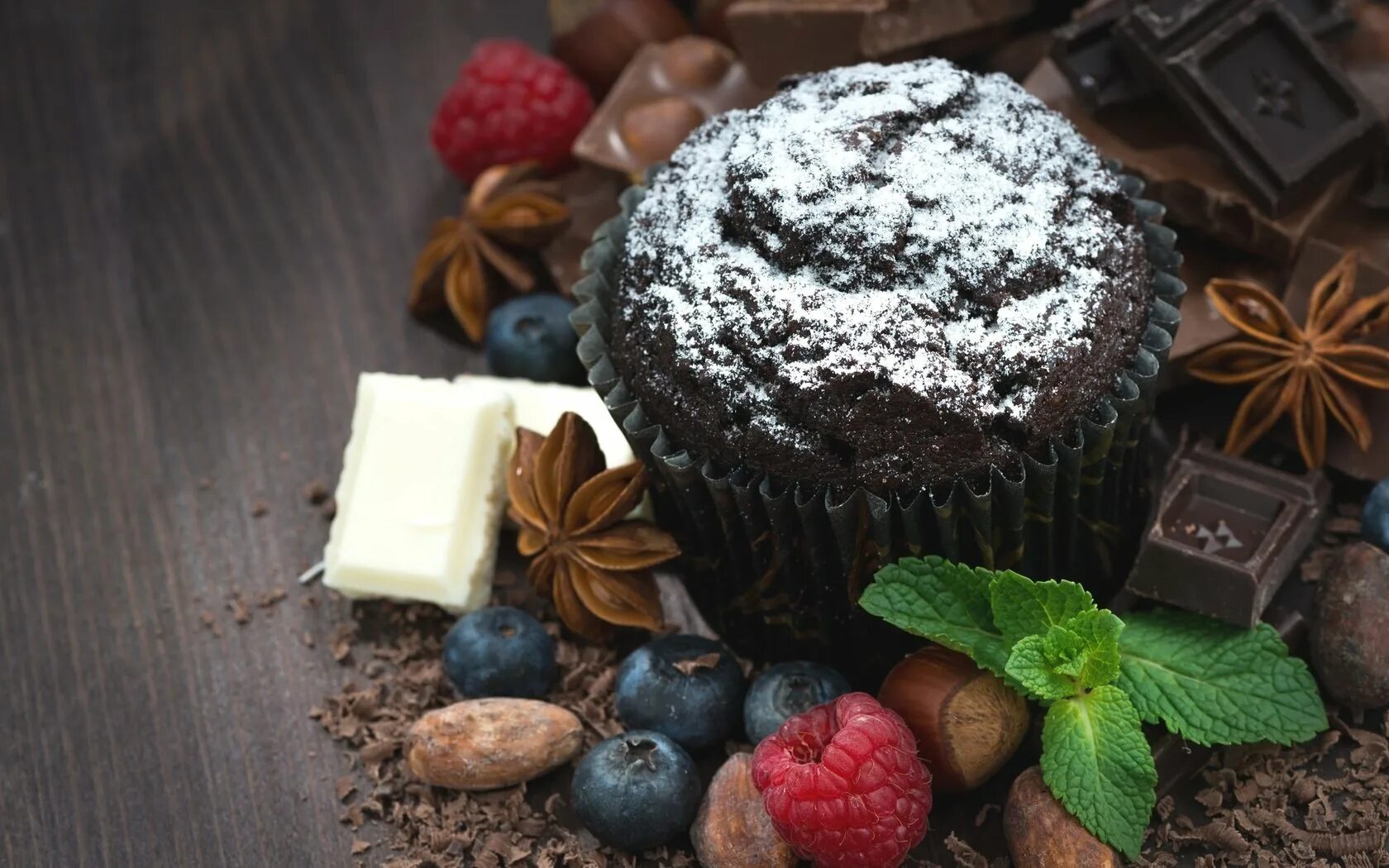 Темный кекс. Шоколадное пирожное. Десерты на темном фоне. Сладкое на темном фоне. Черные пирожные.