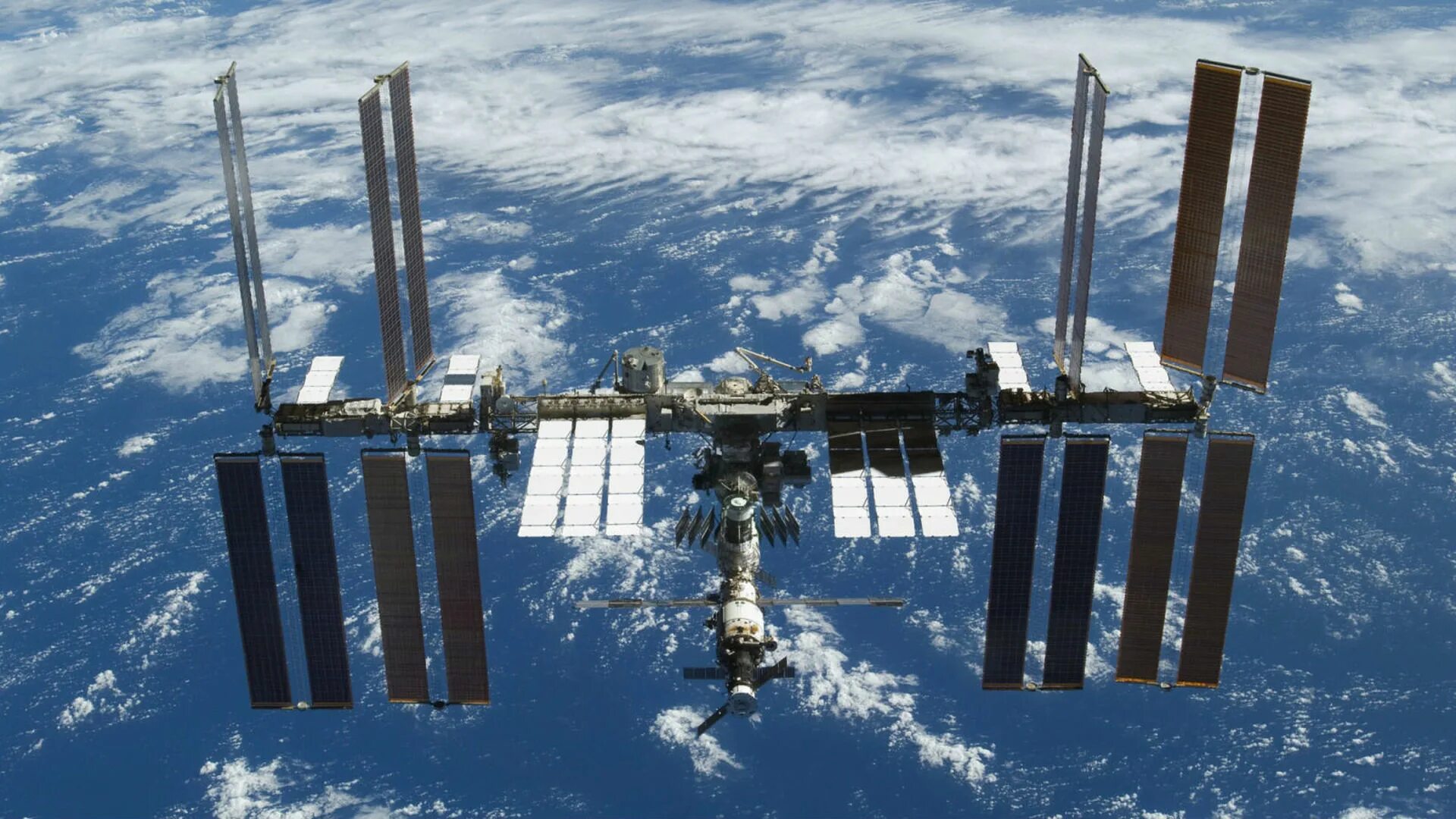 Международная космическая станция в каком году. Международная Космическая станция МКС. Космическая орбитальная станция МКС. Международная Космическая станция ISS. МКС 2009.