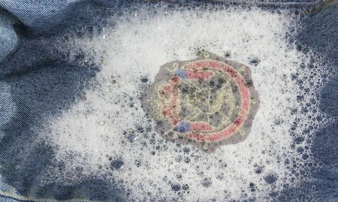 Как удалить наклейку с одежды. Убрать наклейку с одежды. удалить термонаклейку с одежды. как убрать термонаклейку с одежды. как убрать термонаклейку с одежды в домашних условиях.