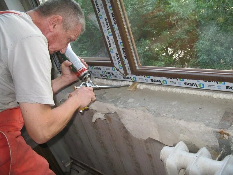 Использовать окно пена. Запенивание о пластиковых окон. монтаж пластиковых окон. пена для подоконников и откосов на пластиковые окна. запенивание откосов пластиковых окон.