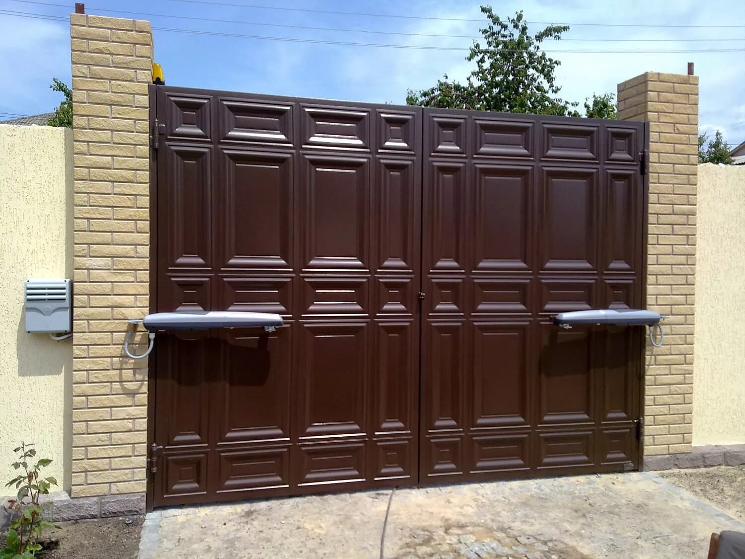 Молдовка ленина 36. Ворота распашные 2500. Ворота из профильной трубы 40х20. Ворота распашные металлические дорхан. Ворота из профильной трубы 40х20 с элементами ковки.