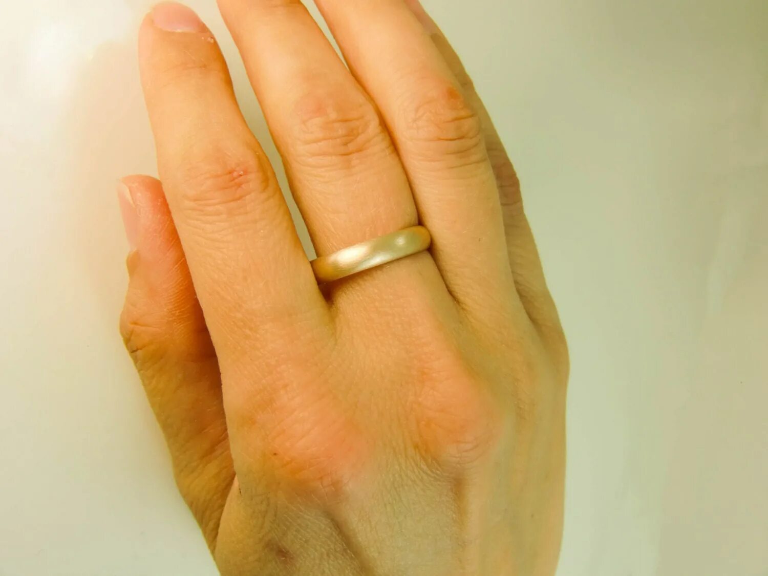 плоское кольцо. тонкое обручальное кольцо мужское. кольцо 4мм. кольцо шириной 3 мм на пальце. обручальное кольцо 5 мм.