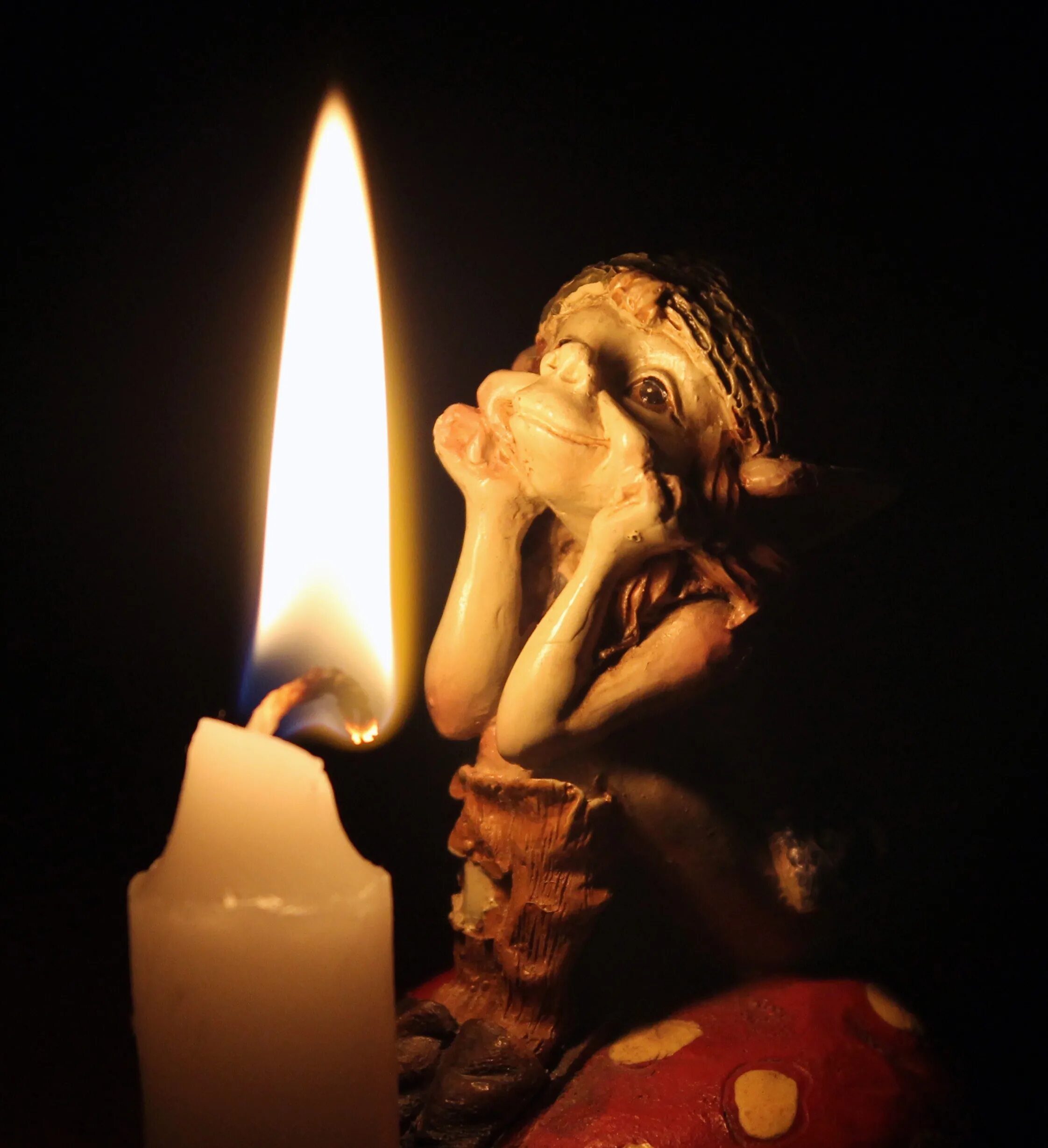 Очищение от негатива. Человек со свечой. Черные свечи ритуал. Прошла по квартире со свечкой. Свечи для женщин.