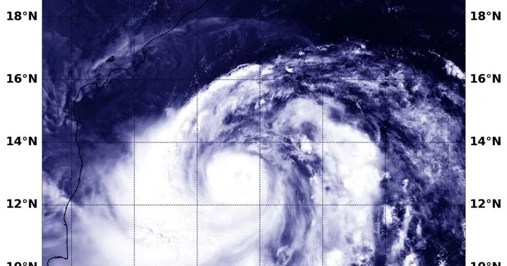 Шторм статус. Карта тропических циклонов. Тропический циклон картина снимки со спутника. Районы возникновения тропических циклонов.
