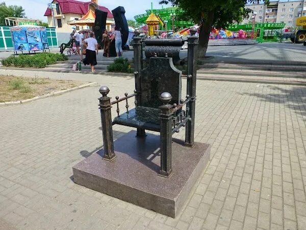 Бердянск рубль. Кресло исполнения желаний бердянск. памятники в бердянске. памятник бердянск крес. памятник стулу.