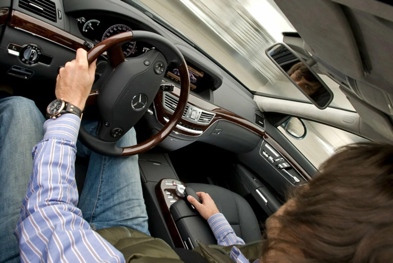 Mercedes-benz future truck 2025 салон. Mercedes-benz s600 pullman guard. Бизнесмен на мерседесе. Машин мерседес водитель. Mercedes s class w221 салон.