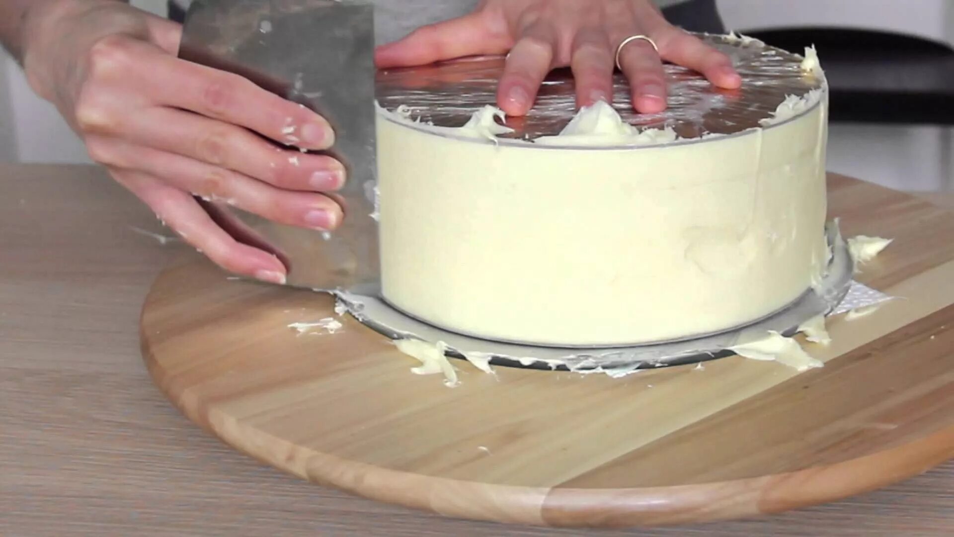 Как выровнять крем чиз на торте. Крем для выравнивания торта. Выровнять торт кремом чиз. Торт обмазанный кремом. Как выровнять крем чиз на торте.