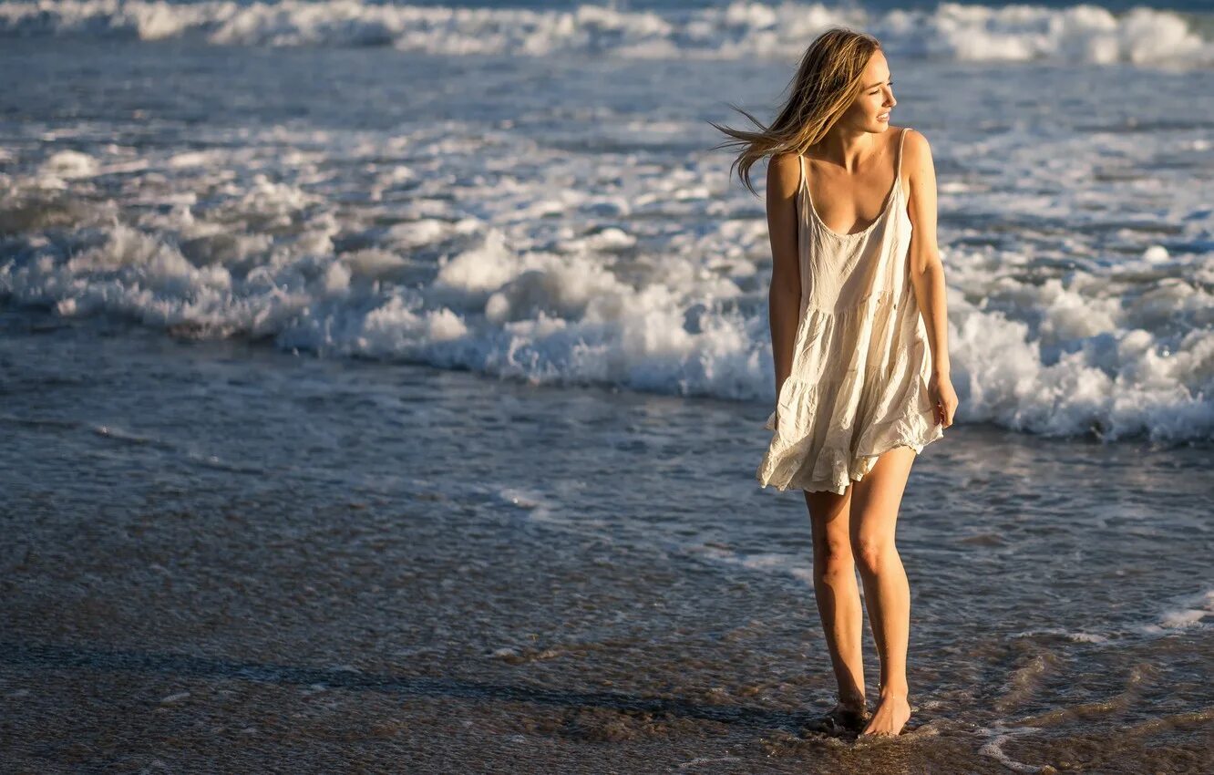 Девушка-море. Девушка идет по пляжу. Девушка идет по берегу моря. Девушка на закате. Девушка идет по берегу.