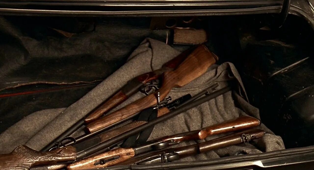 Стволы 2 видео. Дензел вашингтон в фильме два ствола. Дензел вашингтон и марк уолберг два ствола. Два ствола фильм 2013 деньги. Пистолет с двумя стволами в фильме.