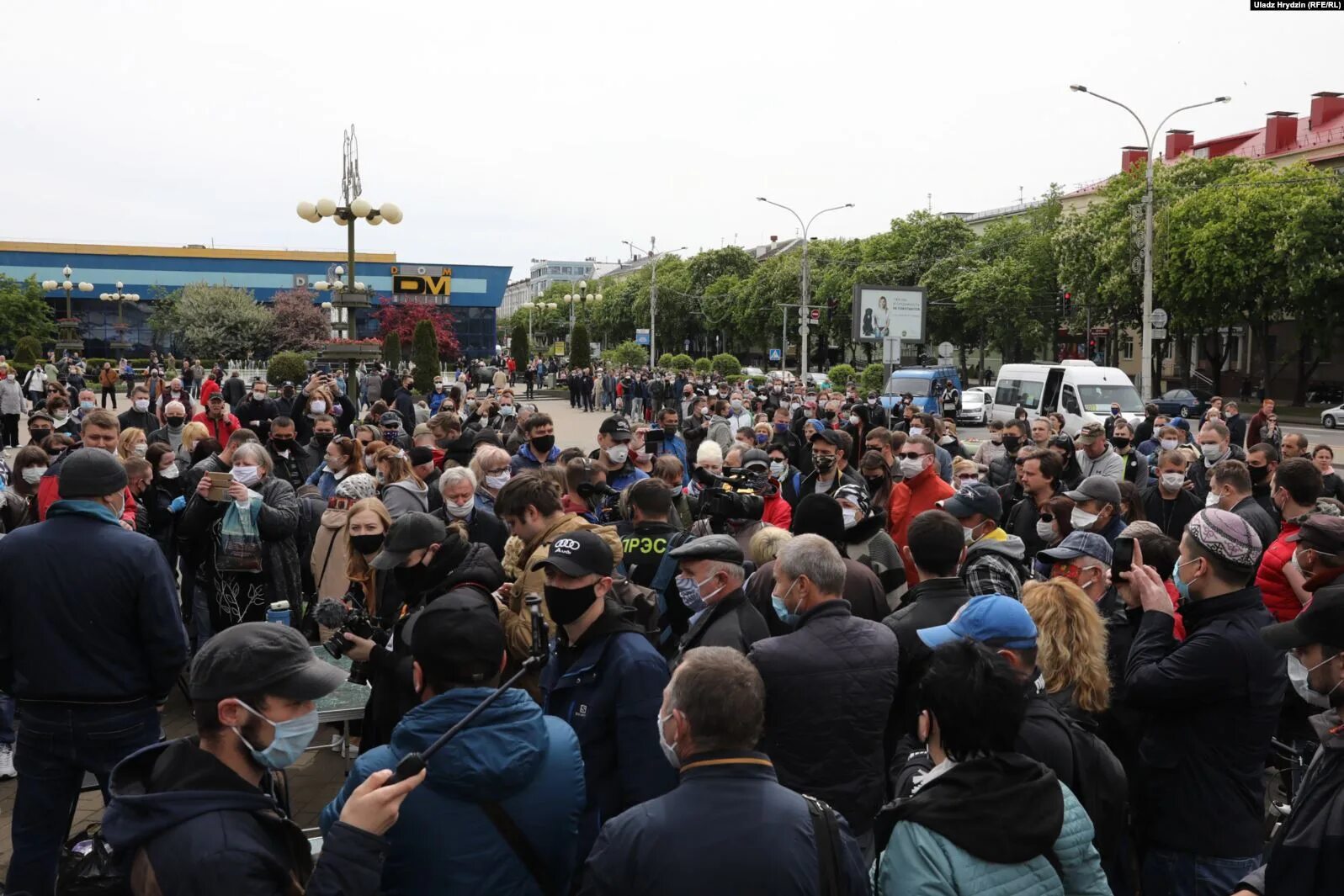 Очереди минск. Очередь за автографом. очередь на подпись. жизнь в минске в данный момент на сегодня. что произошло в белоруссии в 2025 году.