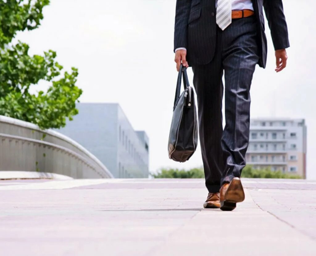 Женщина гуляет. Прогулочная ходьба. Люди идут по улице. Красивая девушка идет по улице. Женщина на улице.