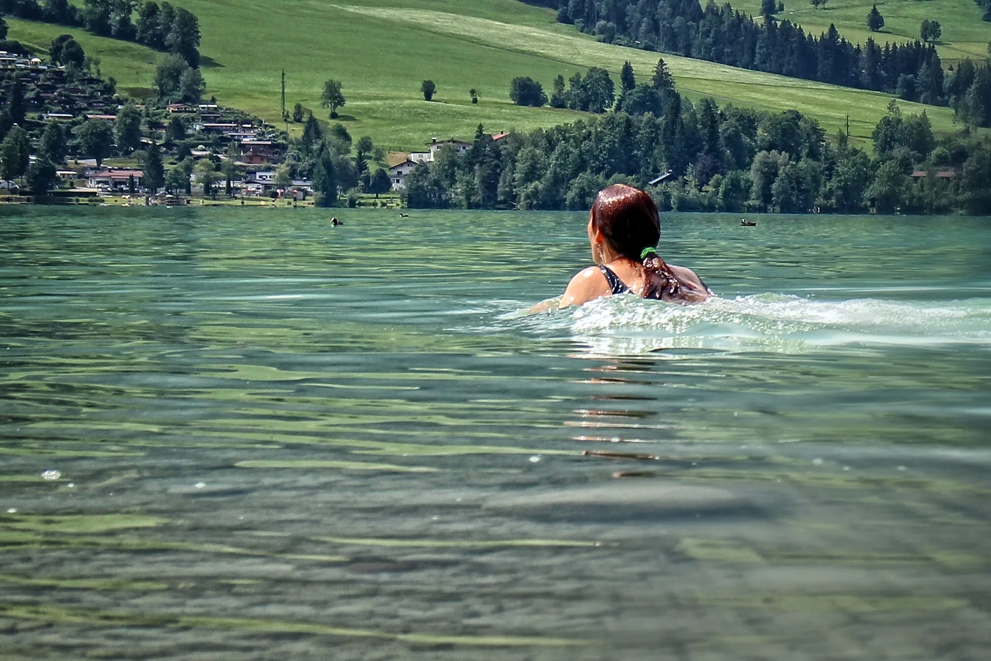 Плавать в озере. Люди купаются в озере. Плавать в речке. Купание на речке. На реке на озере работал