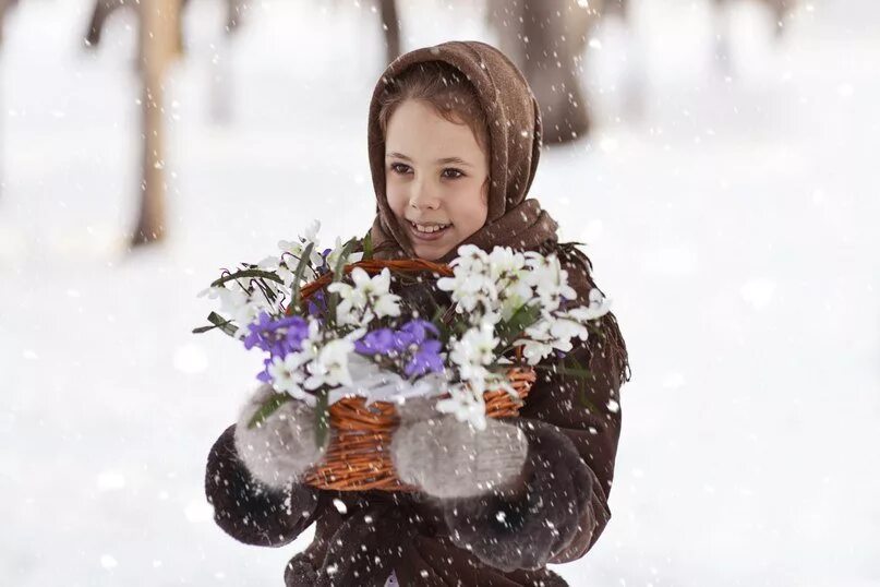 На улице снег на душе. Девочка зимой. Девочка с подснежниками. Зимняя фотосессия с цветами. За подснежниками зимой.