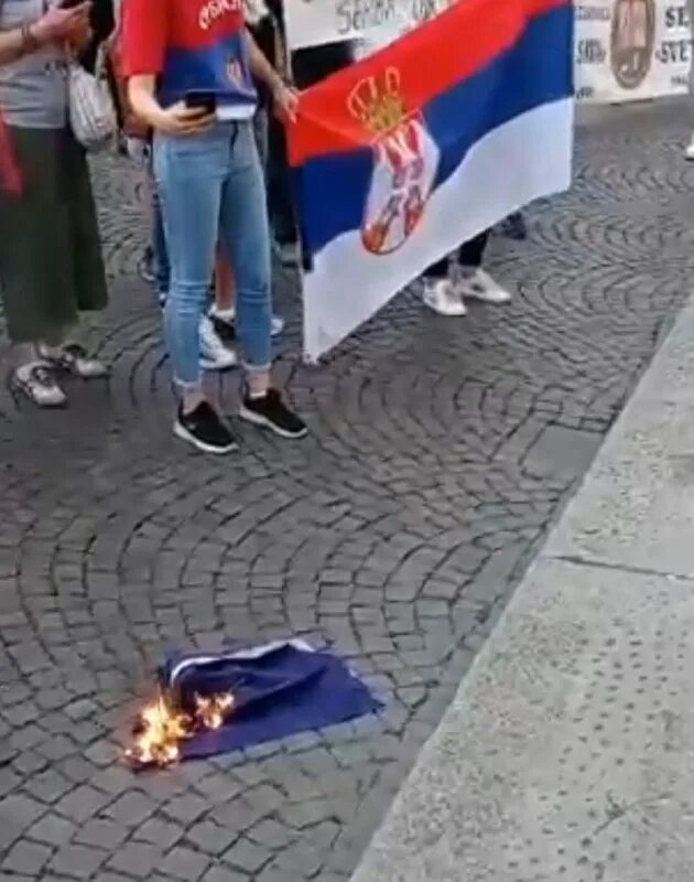 Горящий флаг. Лгбт прайд в грузии. Националисты сербии. Национализм в сербии. Лгбт прайд в грузии.