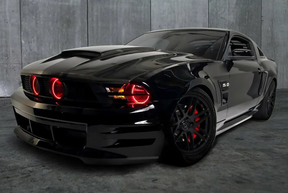 Мустанг фары. Черный Форд Мустанг с красными фарами. Форд Мустанг черный. Ford Mustang 2013 черный. Додж Челленджер черный с красными фарами.