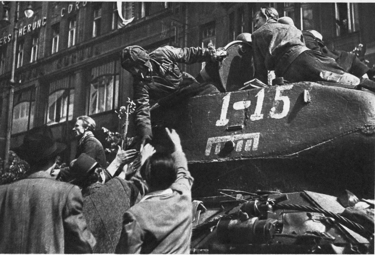 19 мая 1945. Пражская операция май 1945 год освобождение Чехословакии. Конев в Праге 1945. Советские войска в Праге 1945 год. Т 34 Прага 1945.