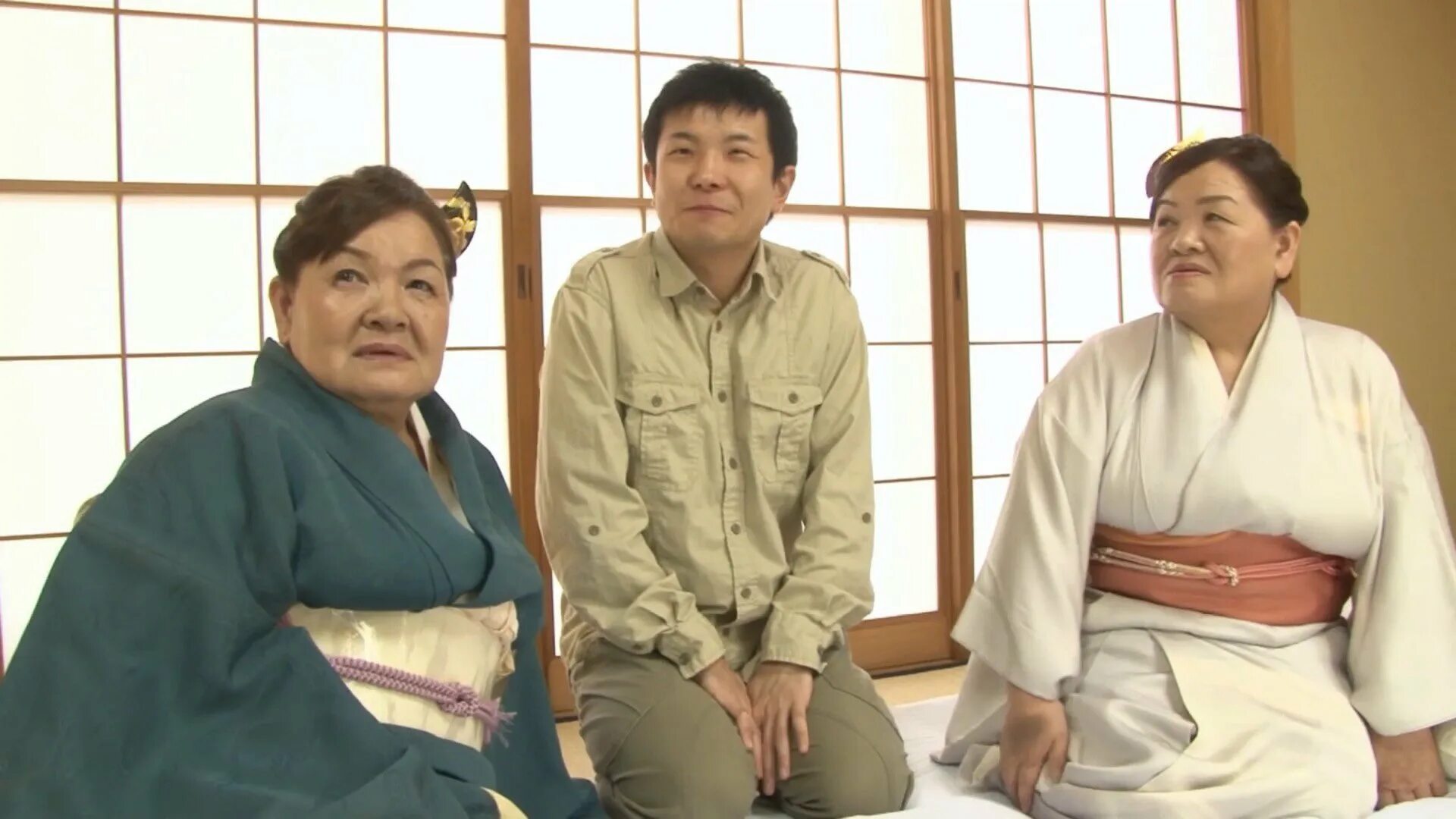 Japanese old mother. Японские мамы в купальнике. Чизуру ивасаки дети. Японские пенсионеры. Японские мамочки в постели.