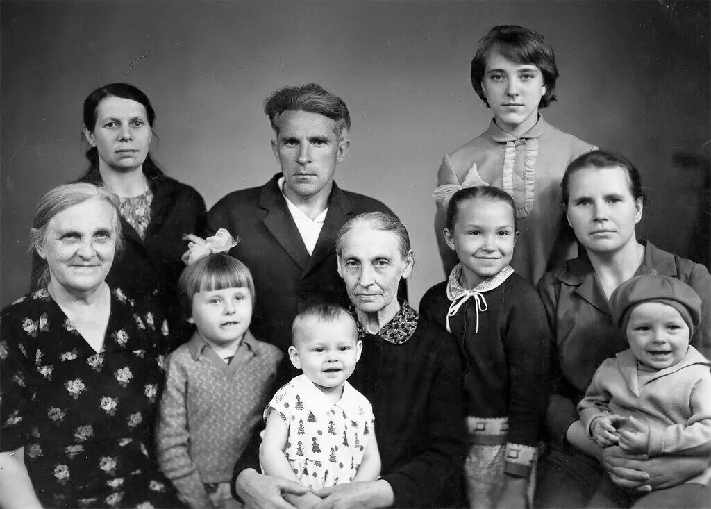 Советская семья. Фотопортрет Советский групповой. Семейные советские снимки. Советская семья портрет. Семья в советское время