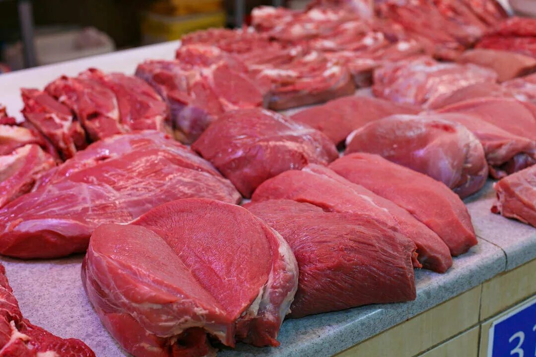 Покупать мясо на рынке. Мясо говядина. мясо говядина на базаре.